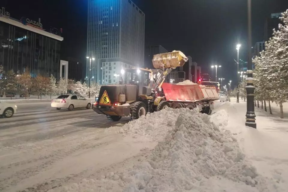 Астана под снегом: коммунальщики вывезли десятки тысяч кубометров за ночь