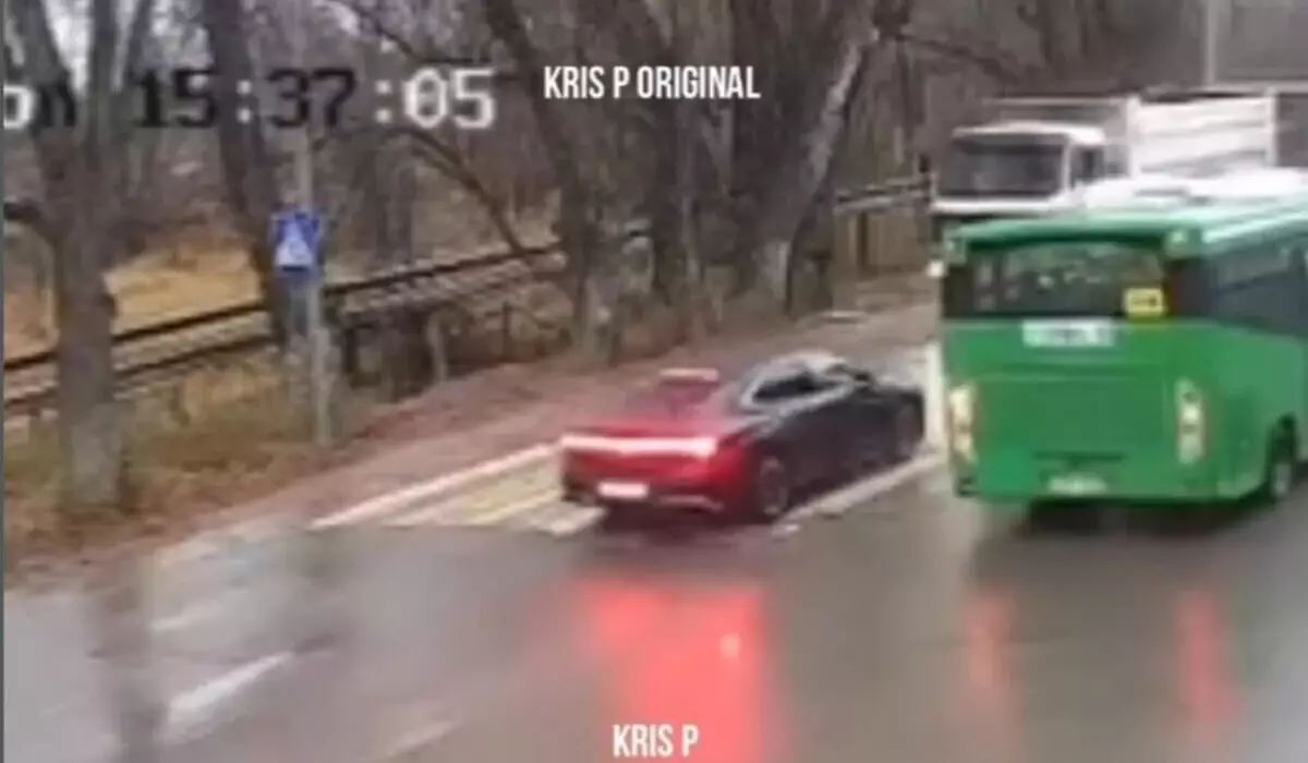 Автомобиль сбил ребенка на пешеходном переходе близ Алматы (ВИДЕО)