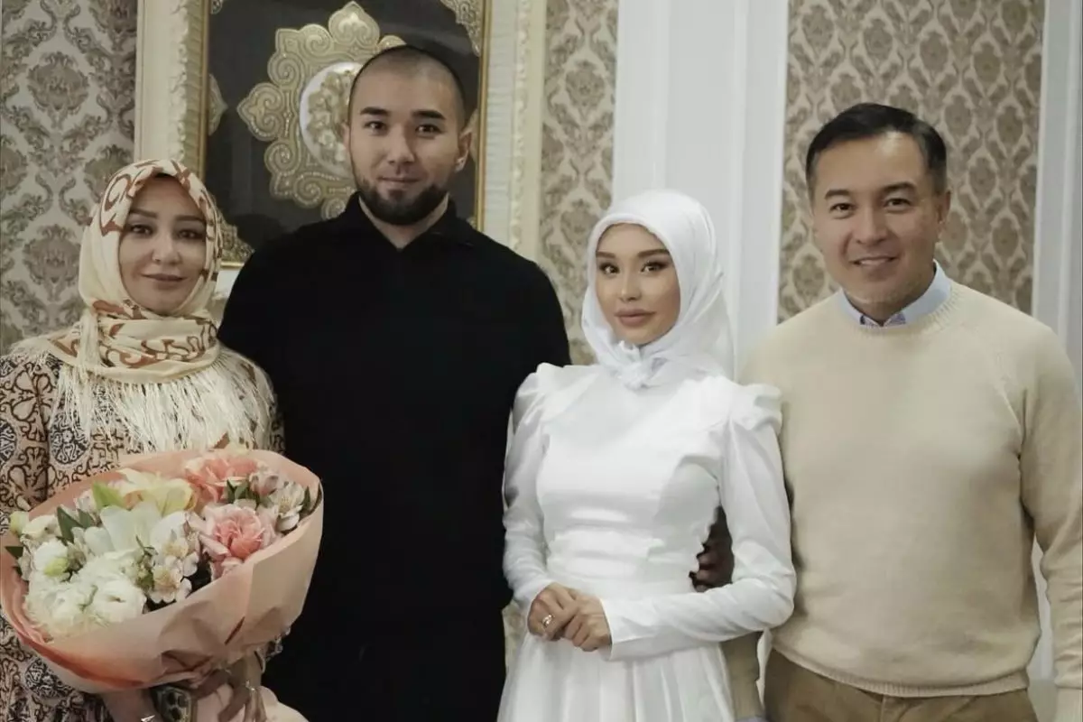 «Анама 4 бөлмелі пәтер берілді»: Ақан Сатаевтың қызы әкесін жақтады