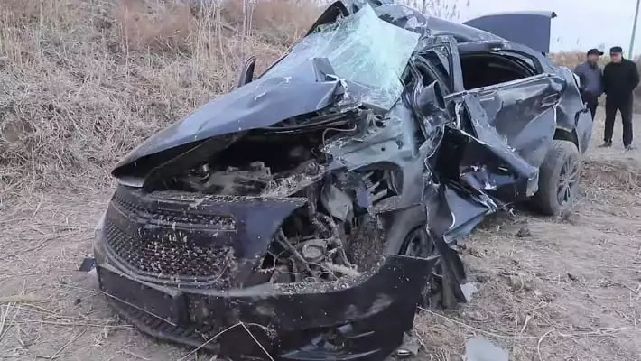 Водитель легковушки выжил после столкновения авто с поездом в Хорезме