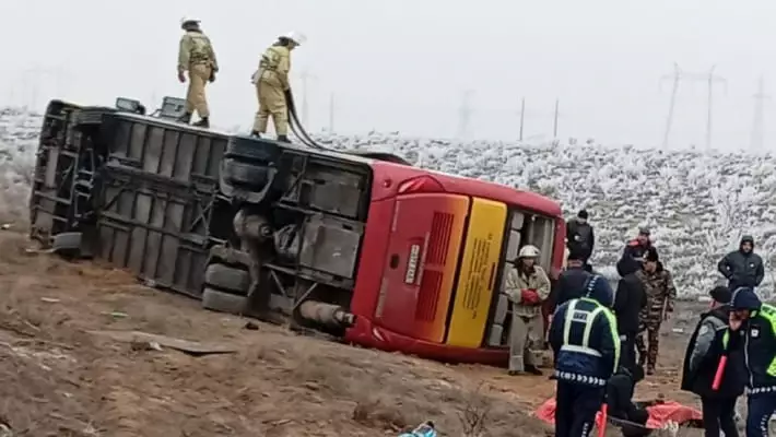 Два человека погибли и девять пострадали в аварии с автобусом под Навои