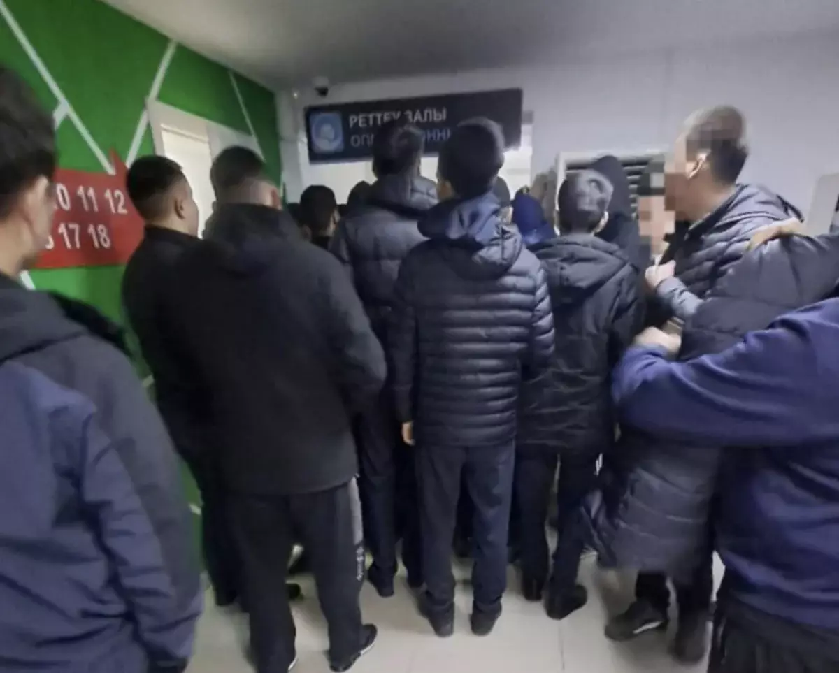 Казахстанцы массово побежали в СпецЦОНы за вип-номерами