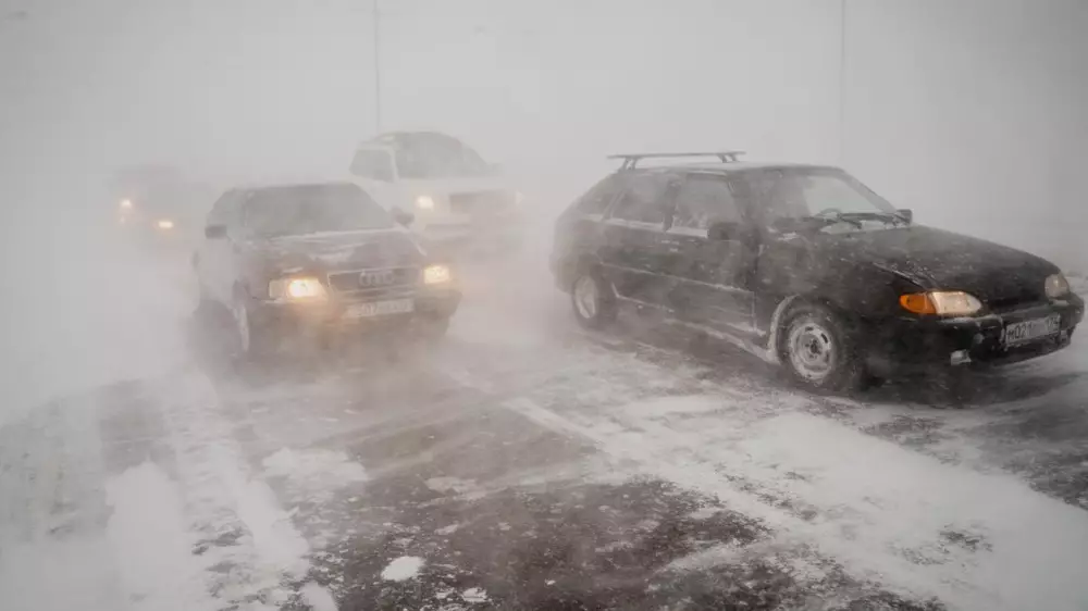 В двух областях Казахстана из-за непогоды ограничили движение