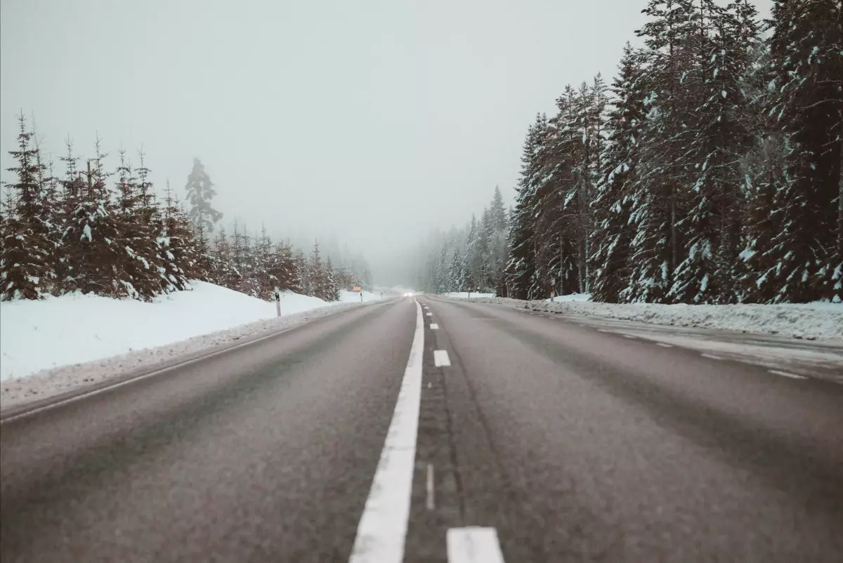 На двух республиканских дорогах Казахстана ограничили движение из-за непогоды