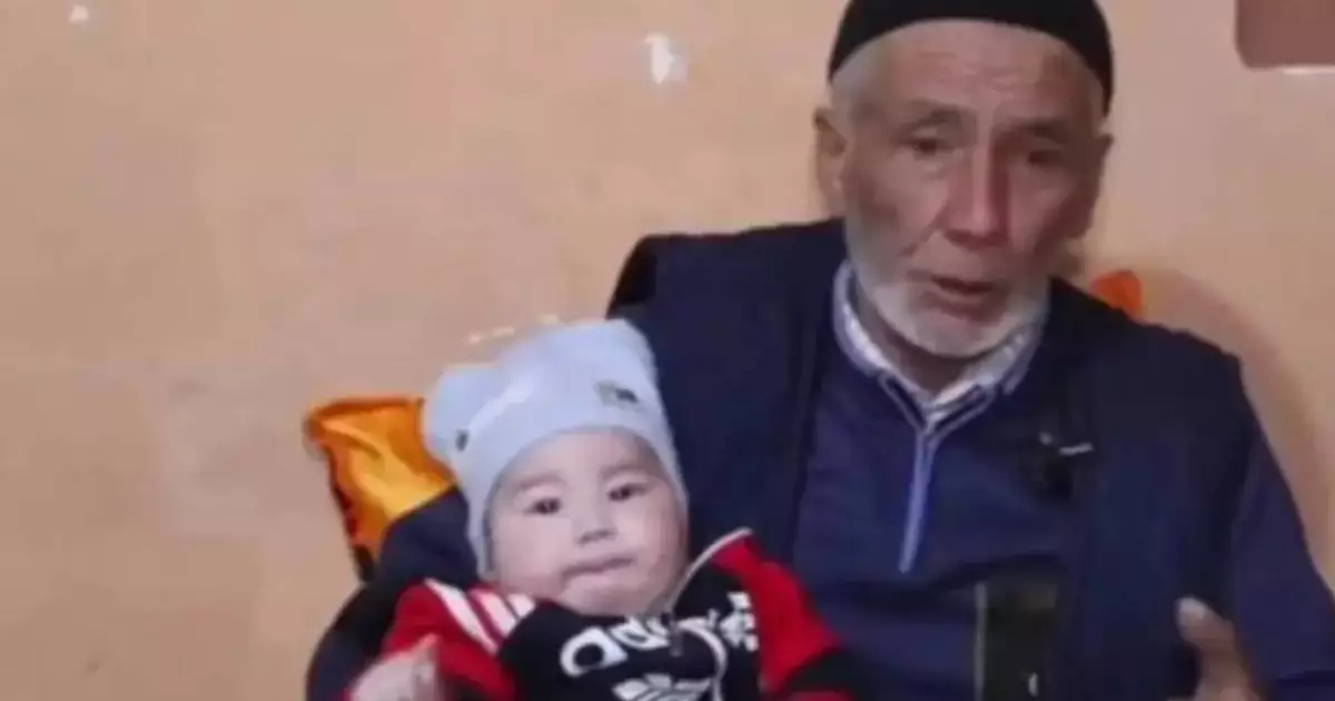  Осы сәтті 45 жыл күтті: 70 жастағы ақсақал 7 қыздан кейін ұлды болды (ФОТО) 