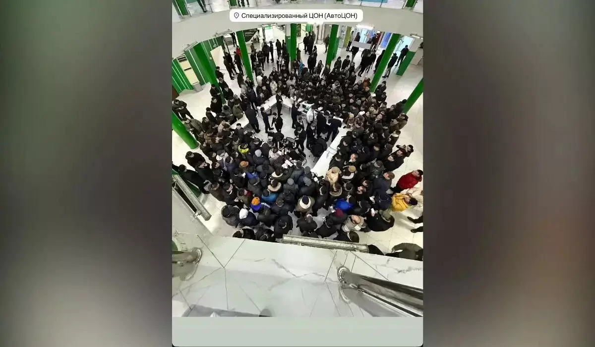 Атырау мен Ақтауда «әдемі нөмірге» таласқандар таңғы бестен бері кезекте тұр (ВИДЕО)