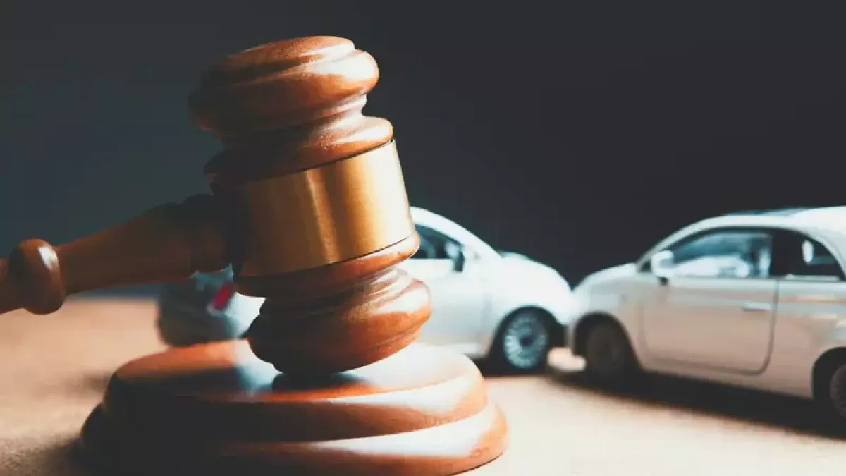 Яма или щебень на дороге: как отсудить миллионы тенге за поврежденное авто?