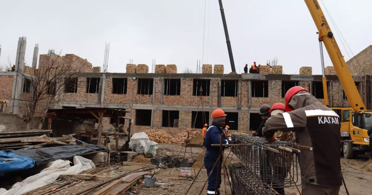   Мәжіліс депутаттары Тараздағы мектептің жаңа ғимаратының құрылысымен танысты   