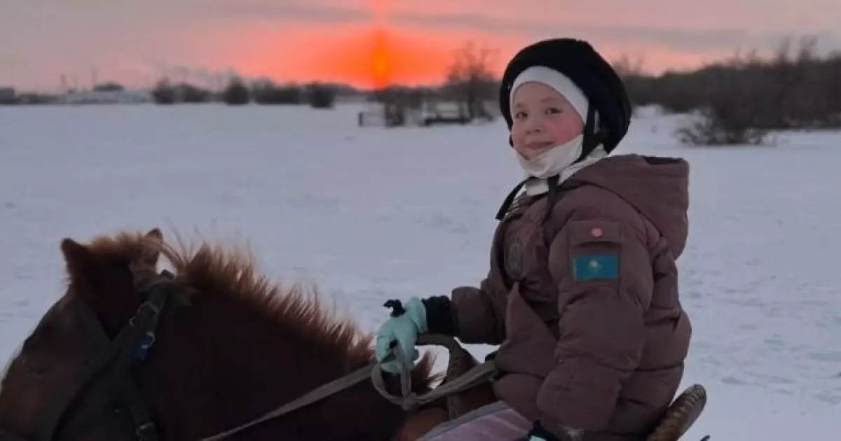   Павлодарлық сегіз жасар қыздың арманы орындалып, оған жүйрік тұлпар сыйлады   