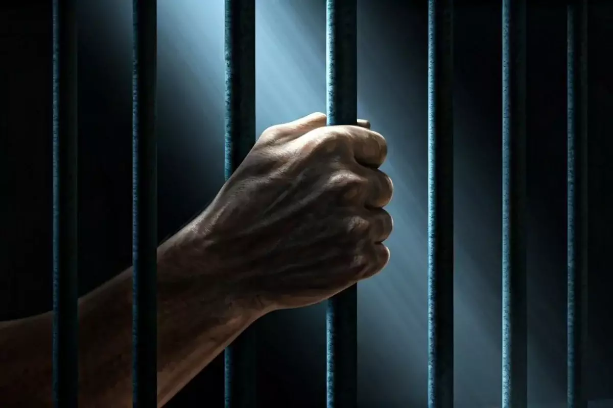 Ақша бергендерге жағдай жасаған: Павлодарда түзеу мекемесінің бастығы сотталды