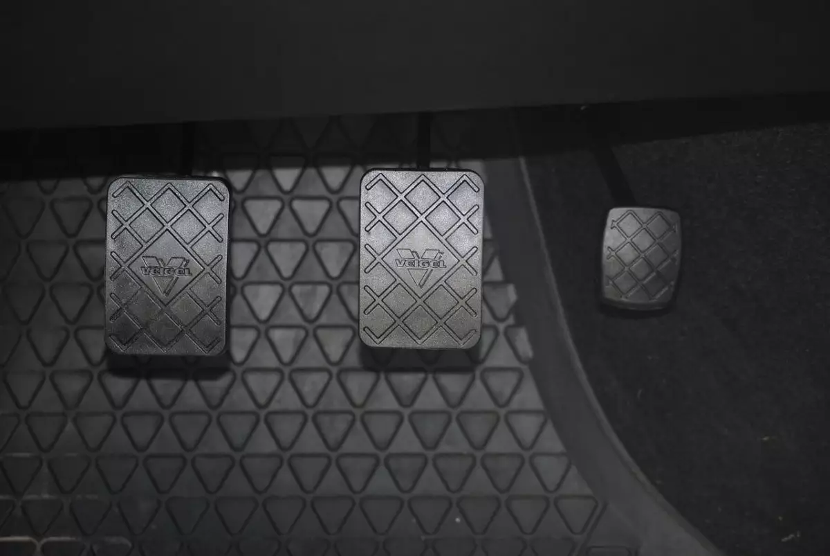 Водитель перепутал педали и снес автобусную остановку в Астане (ВИДЕО)