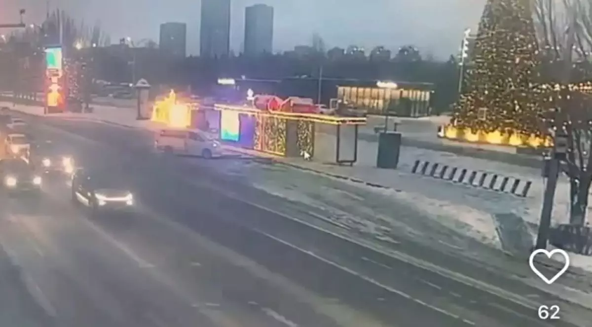 Астанада жүргізуші аялдаманың быт-шытын шығарды (ВИДЕО)