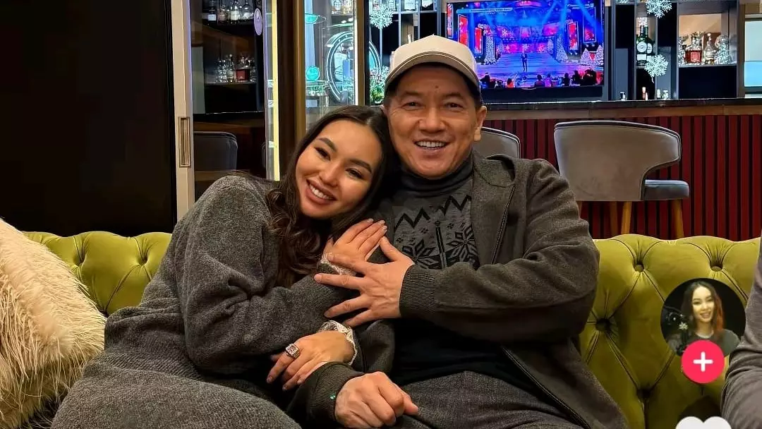 Жас қызбен: Сәкен Майғазиевтің суреті желіде дау тудырды