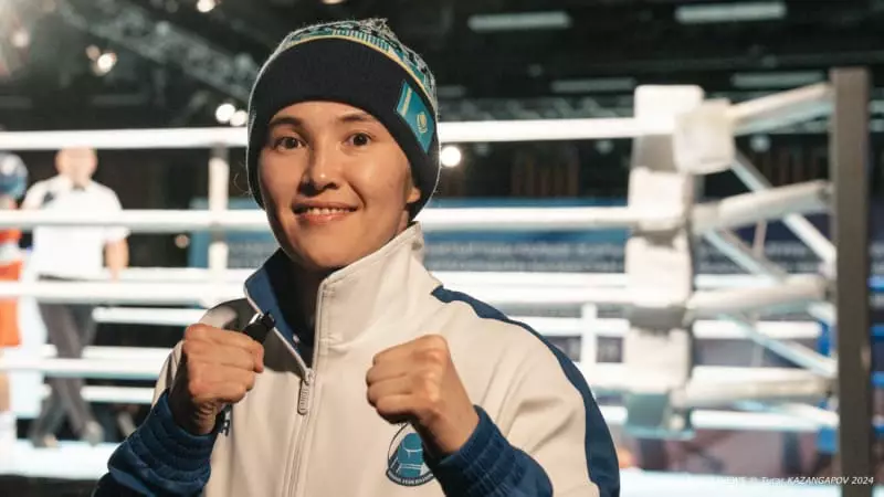 Назым Қызайбай мен Олимпиада чемпионы қазақ боксшысын "сабады" (ВИДЕО)