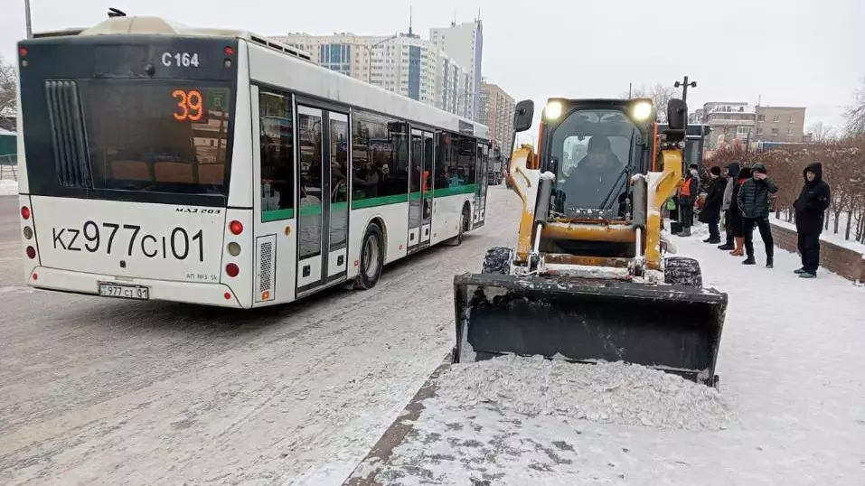 Астанада қар тазалау жұмыстары тәулік бойы жалғасуда