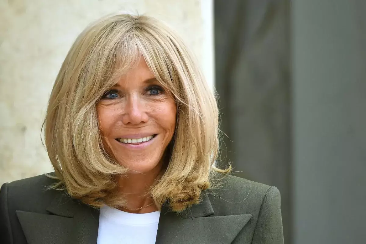 Суд вынес приговор француженкам, назвавшим жену Макрона трансгендером