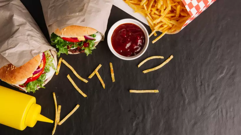 Ұлыбритания балаларға зиянды тағамдарды жарнамалауға тыйым салды