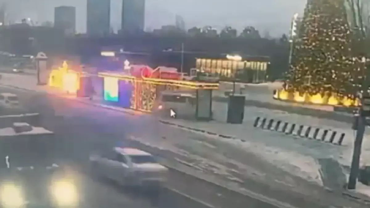 Водитель Toyota Alphard протаранил остановку в Астане: видео