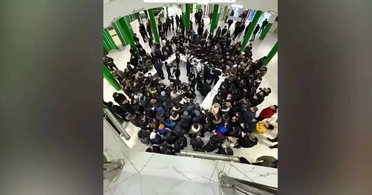  Атырау мен Ақтауда «әдемі нөмірге» сұраныс артты: тұрғындар таңғы бестен кезекте тұр 