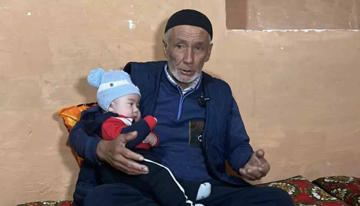 «Мүлде бөлек сезім»: 70 жастағы ақсақал жеті қыздан кейін ұлды болды