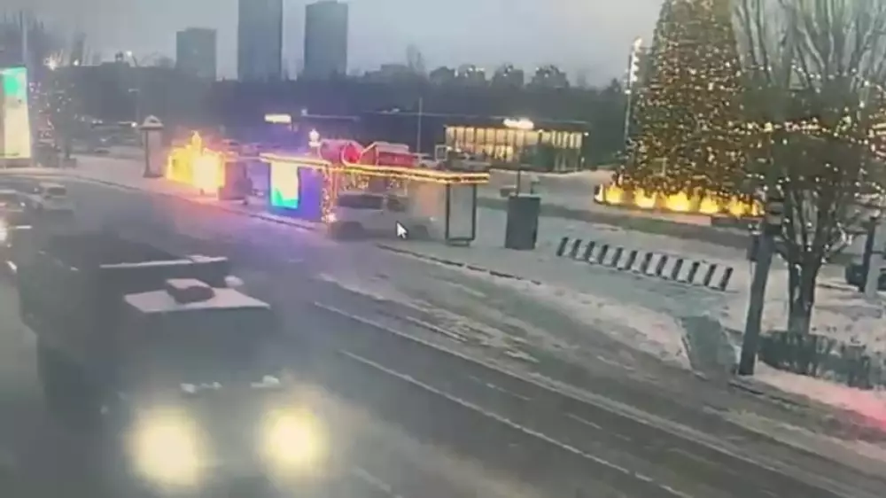 Астанада жүргізуші автобус аялдамасын қиратты