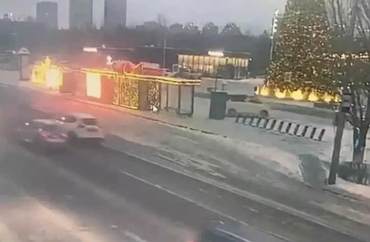 Астанада жүргізуші артқа қарай жүріп, аялдаманың күл-талқанын шығарған (видео)