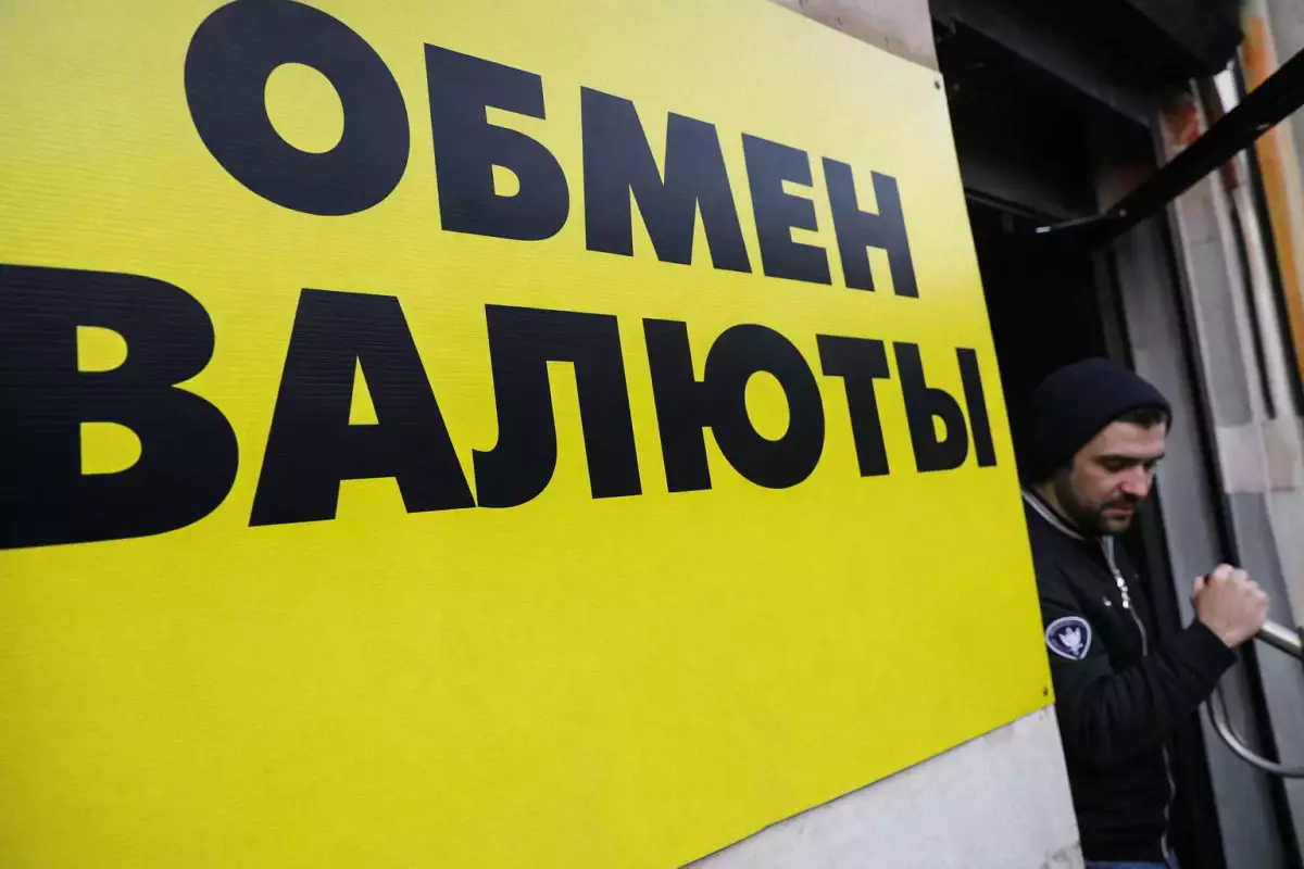 Казахстанцам станет сложнее менять валюту в Кыргызстане