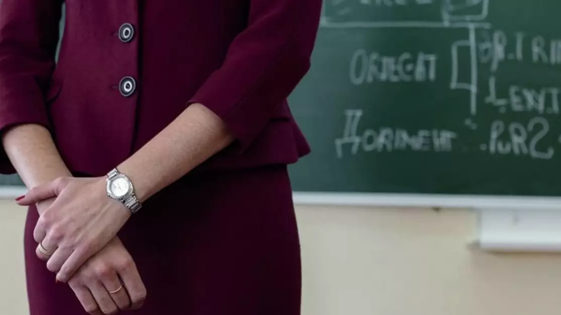 "Педкеңес-қияметің қыл көпірі": Мұғалімдер "терлейтін" жиналыстар өтуде