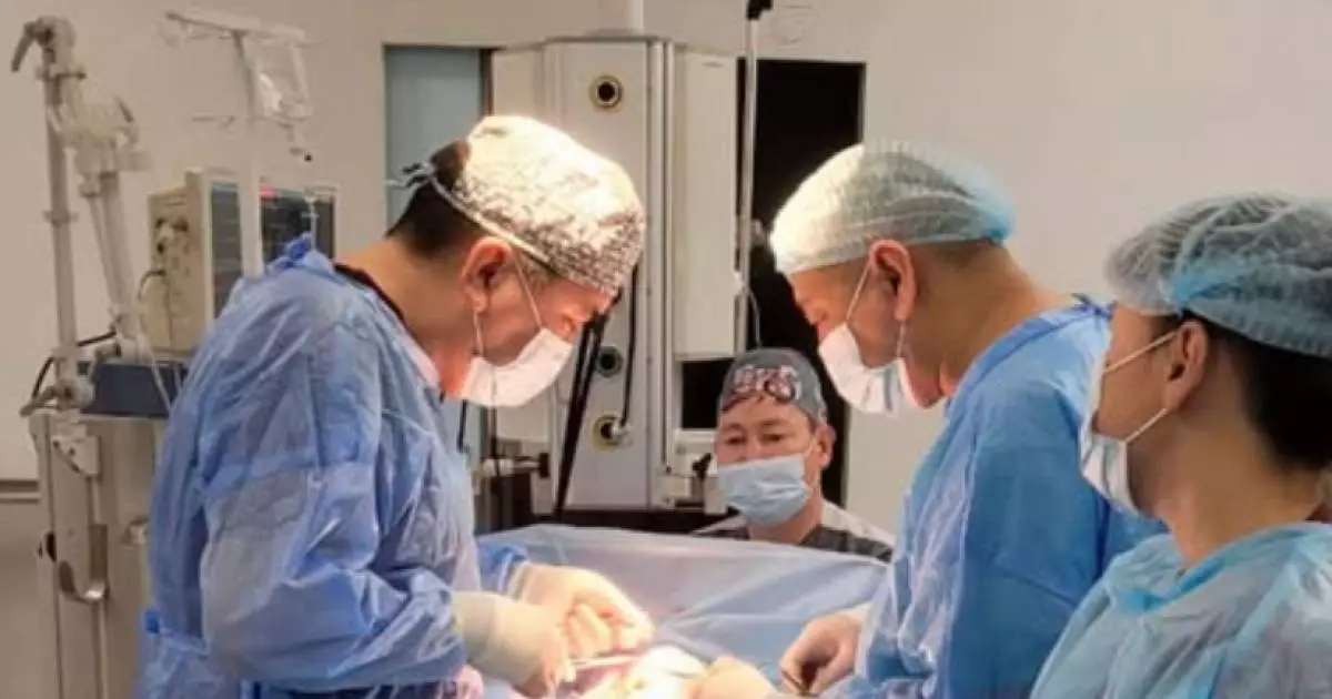  Шымкентте дәрігерлер 4 жасар баланың ішінен үлкен ісікті алып тастады 