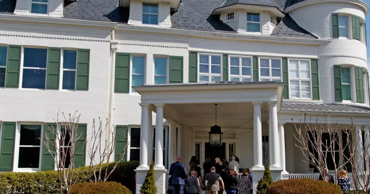   Вице-президенттің үйінің терезелерін белгісіз біреу балғамен ұрып сындырған   