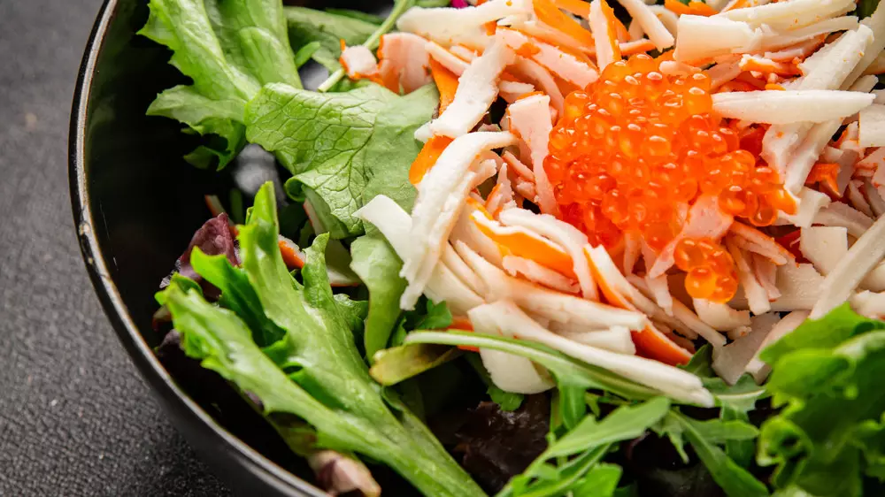 Крабовые салаты к Рождеству: классический и два необычных решения