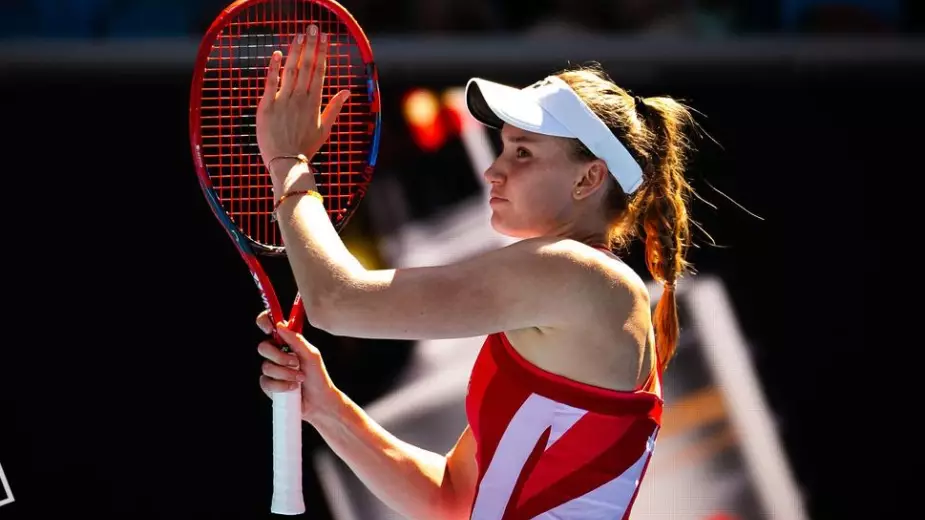 Рыбакина выиграла первый матч сезона (ВИДЕО)