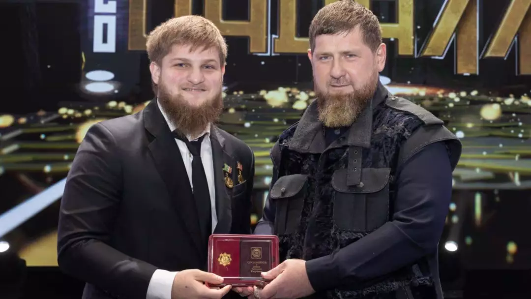 “Кадрлық өзгерістерді бастадық”: Рамзан Қадыров 20 жастағы ұлын вице-премьер қызметіне тағайындады