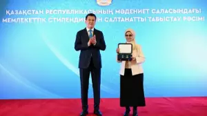 Мемлекеттік кеңесші Бауыржан Момышұлының туыстарына Алтын жұлдыз бен "Отан" орденін тапсырды
