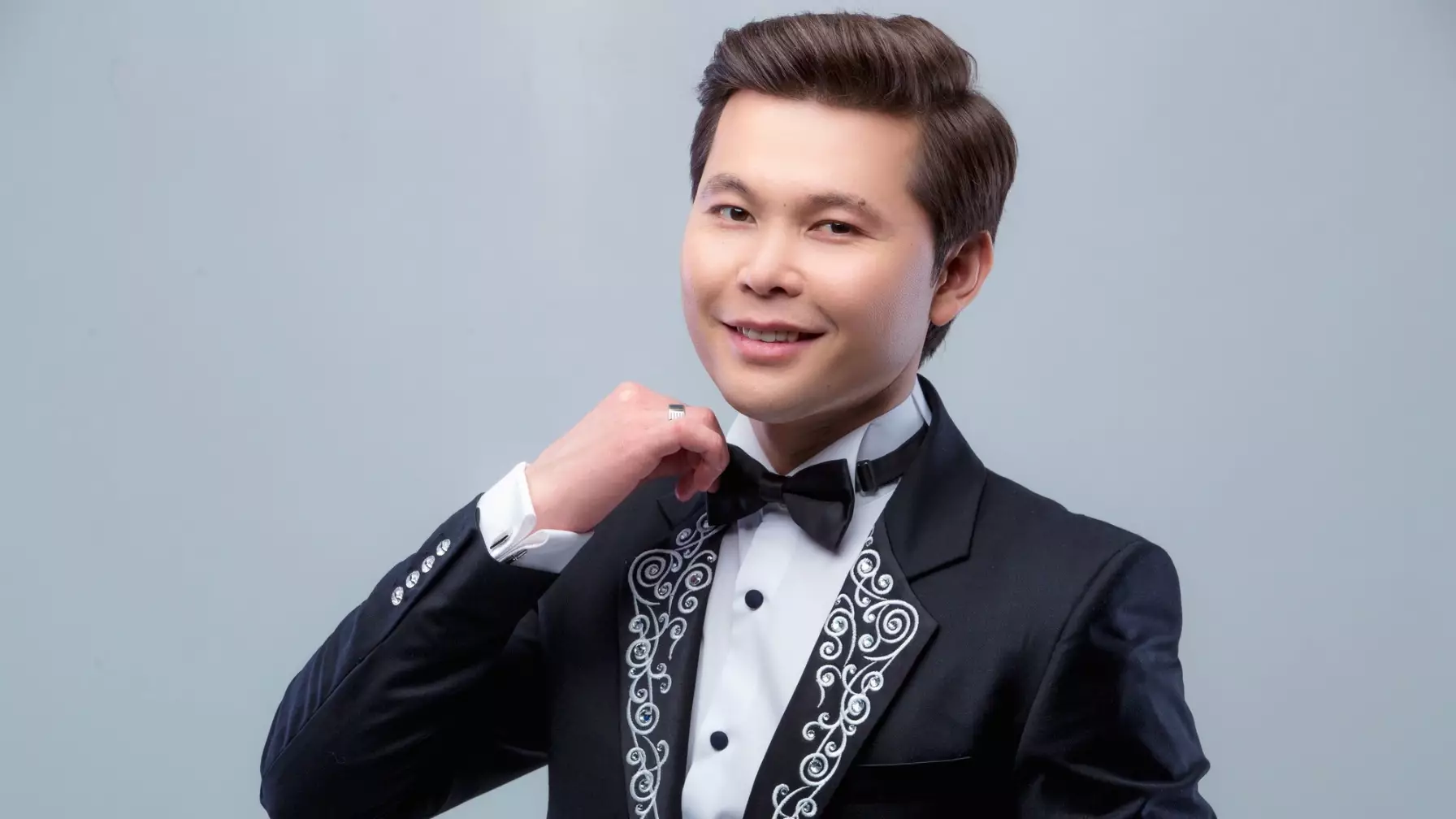 "Жұғысты болсын": Ернар Айдар жаңа жылға өзіне алған қымбат сыйлығын көрсетті (ВИДЕО) 