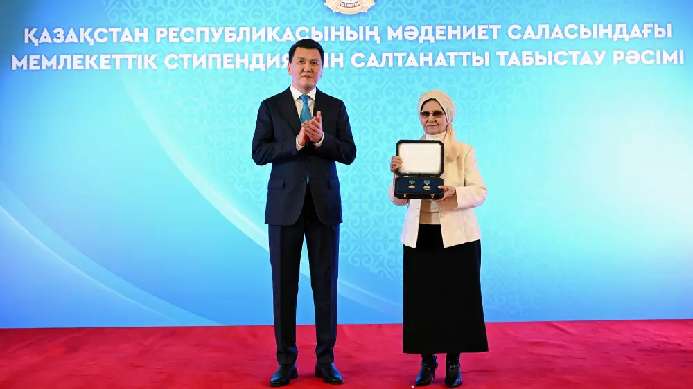 Родным Бауыржана Момышулы вручили знак особого отличия