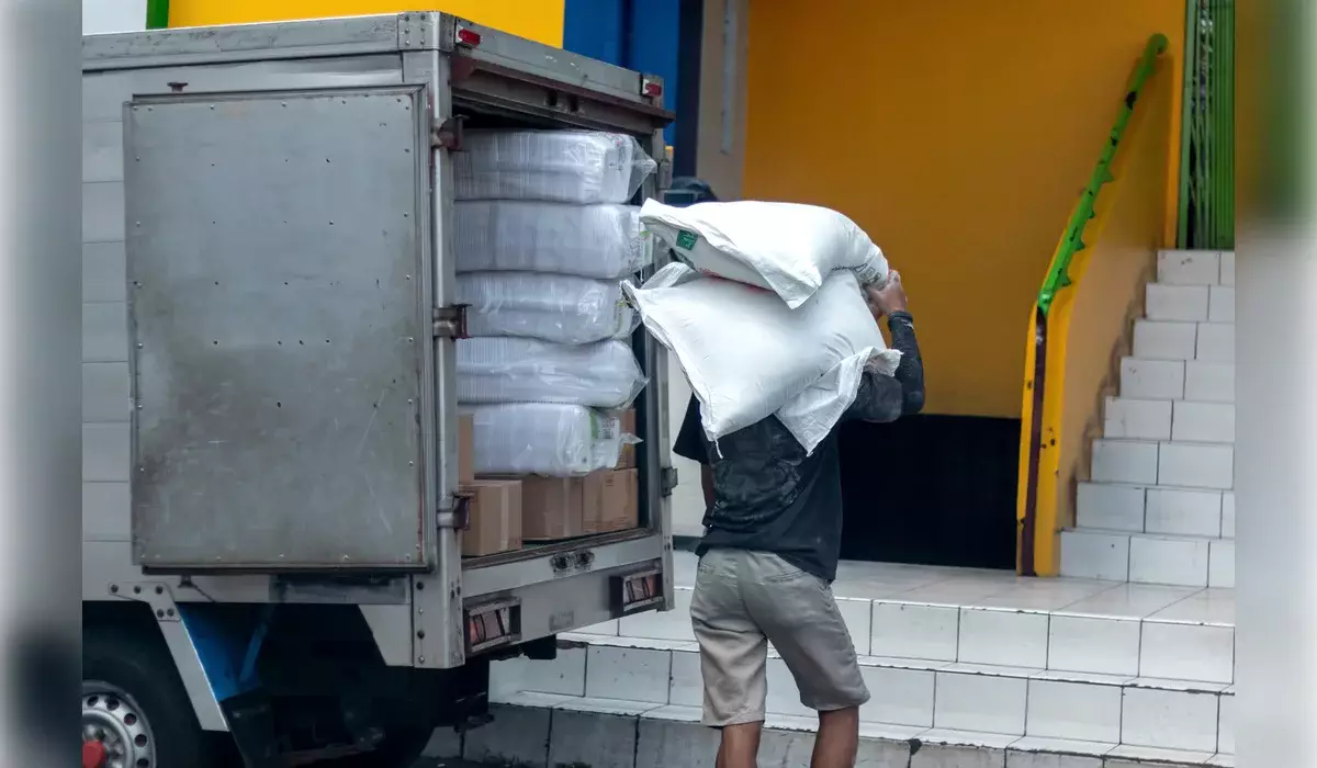 Мешки с мукой придавили работника в Костанайской области: суд вынес решение