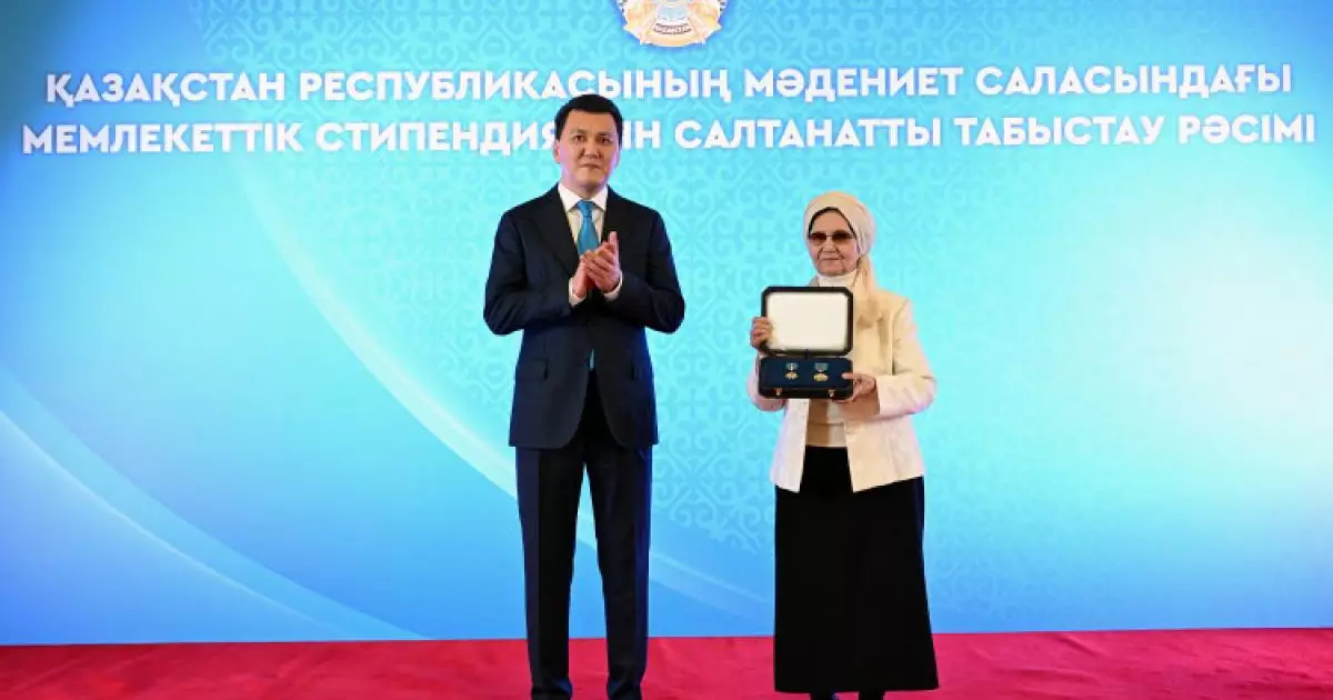  «Халық қаһарманы» Бауыржан Момышұлының туыстарына Президент атынан Алтын жұлдыз бен «Отан» орденін тапсырды 