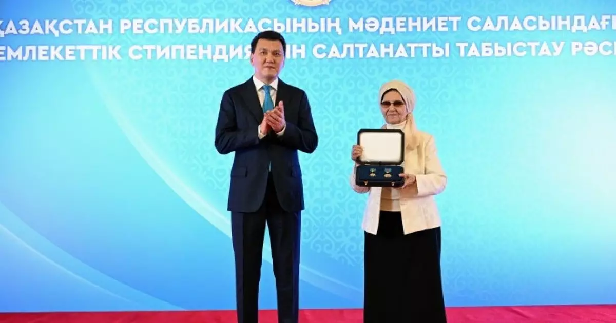  Бауыржан Момышұлының туыстарына Алтын жұлдыз бен `Отан` ордені берілді 