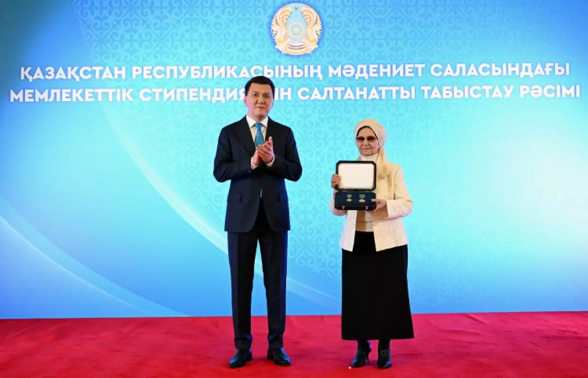 Госсоветник от имени президента вручил орден "Отан" родственникам Бауыржана Момышулы