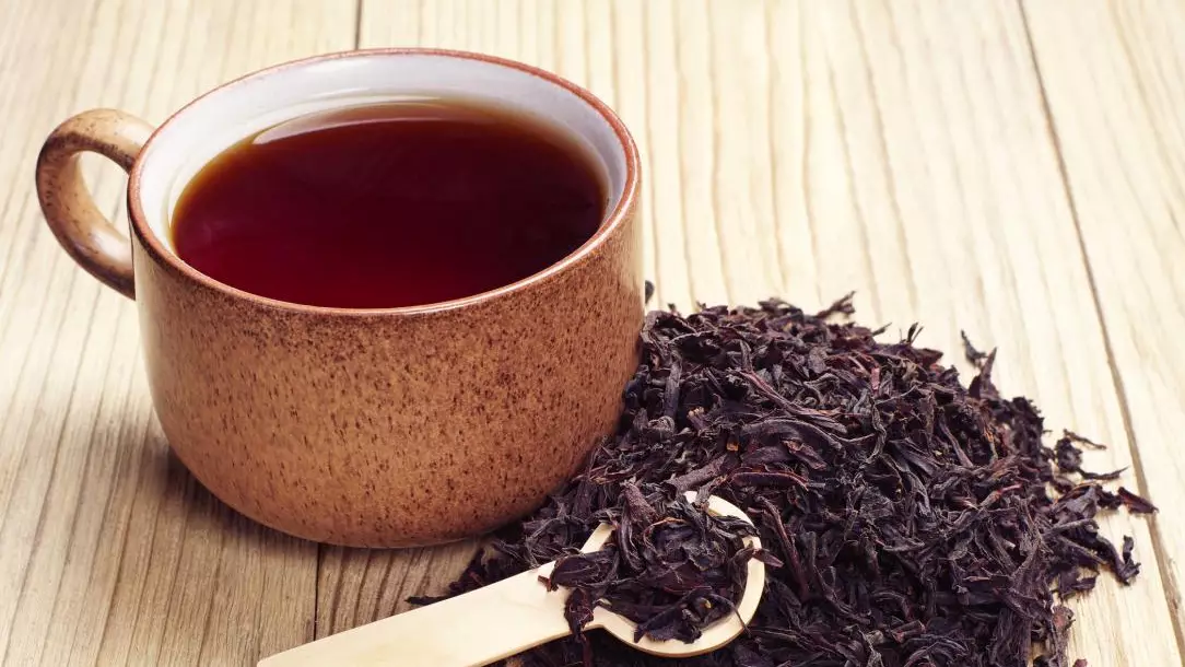 Сақ болыңыз! Танымал шай брендтерінен зиянды қоспалар табылды