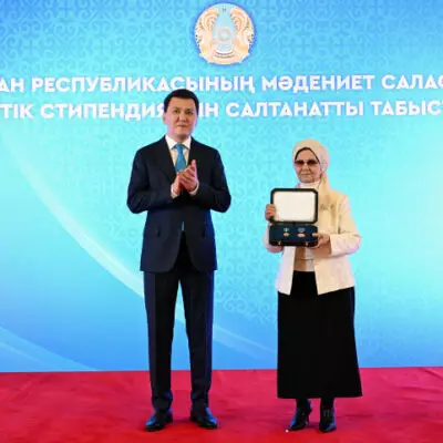 Родным Бауыржана Момышулы вручили Золотую звезду и орден «Отан»