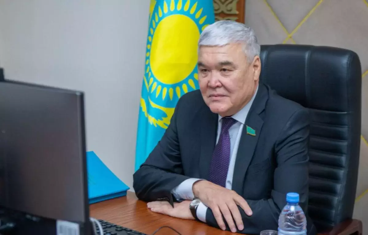 Работа во власти за 120 тенге в день? Что показала декларация сенатора Лукпанова