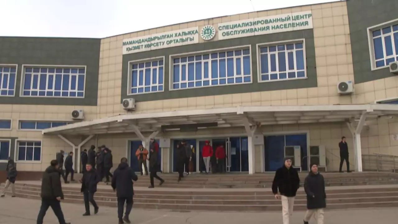 Алматинцы выстраиваются в очереди за новыми госномерами