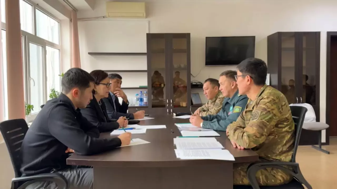 Депутат Алматы облысында шекарашылармен кездесті
