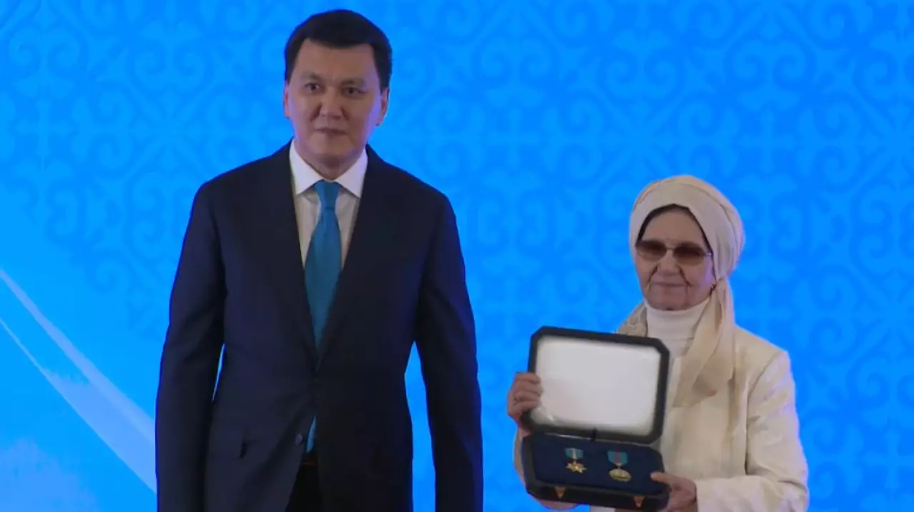 Золотую звезду и орден «Отан» вручили родственникам Бауыржана Момышулы