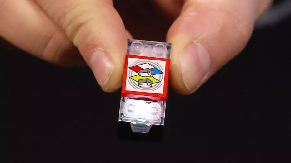 Знаменитый бренд детских игрушек использует высокие технологии, чтобы «оживить» творения без экранов.