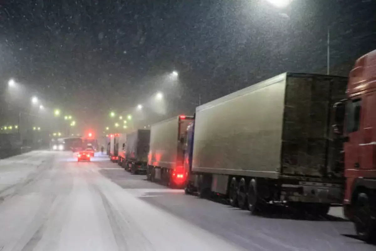 Боран билігі: Қарағанды – Астана тасжолында мыңға жуық көлік кептелді