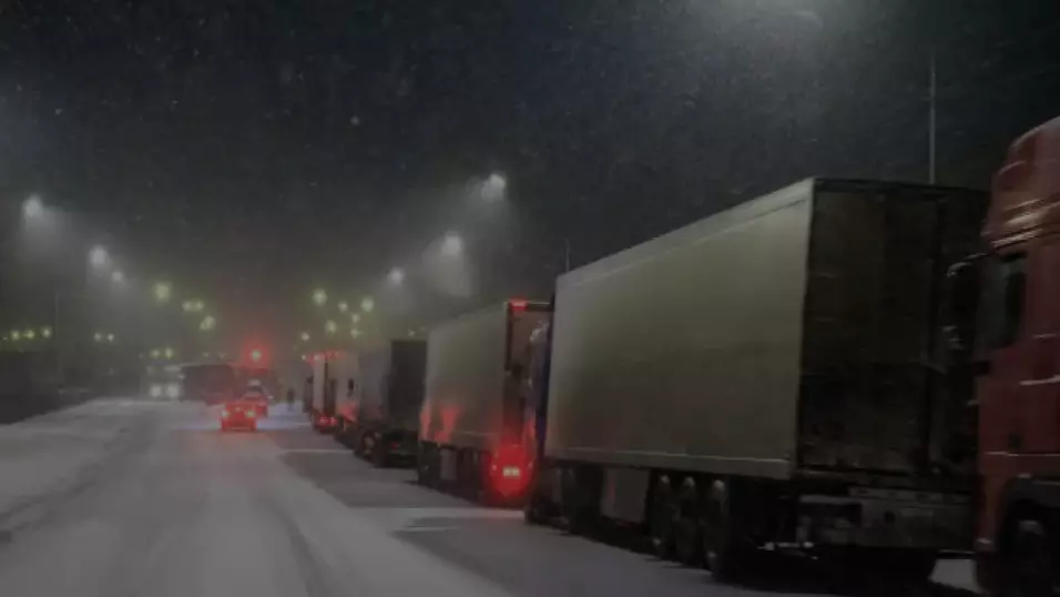 Қарлы боран: Қарағанды – Астана тасжолында мыңға жуық көлік кептеліп қалды