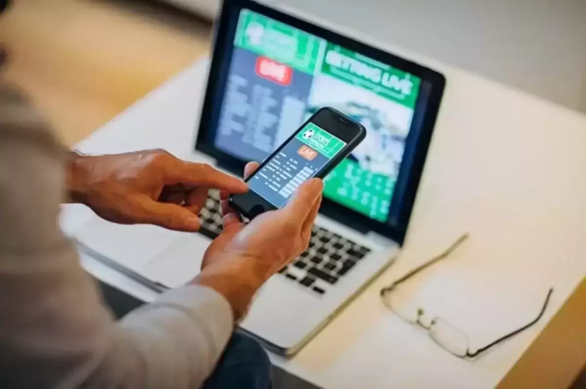 Директор школы занял деньги у учителей и проиграл их на ставках